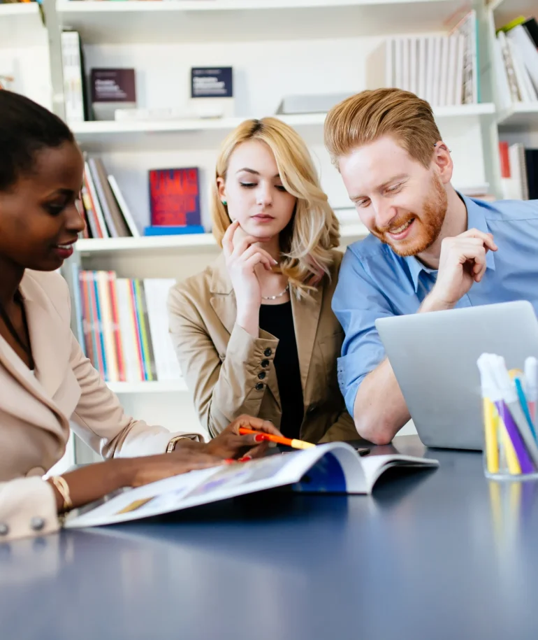 equipo de profesionales trabajando en maquetacion